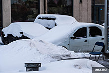 В Екатеринбурге из-за коммунальной аварии машины залило водой