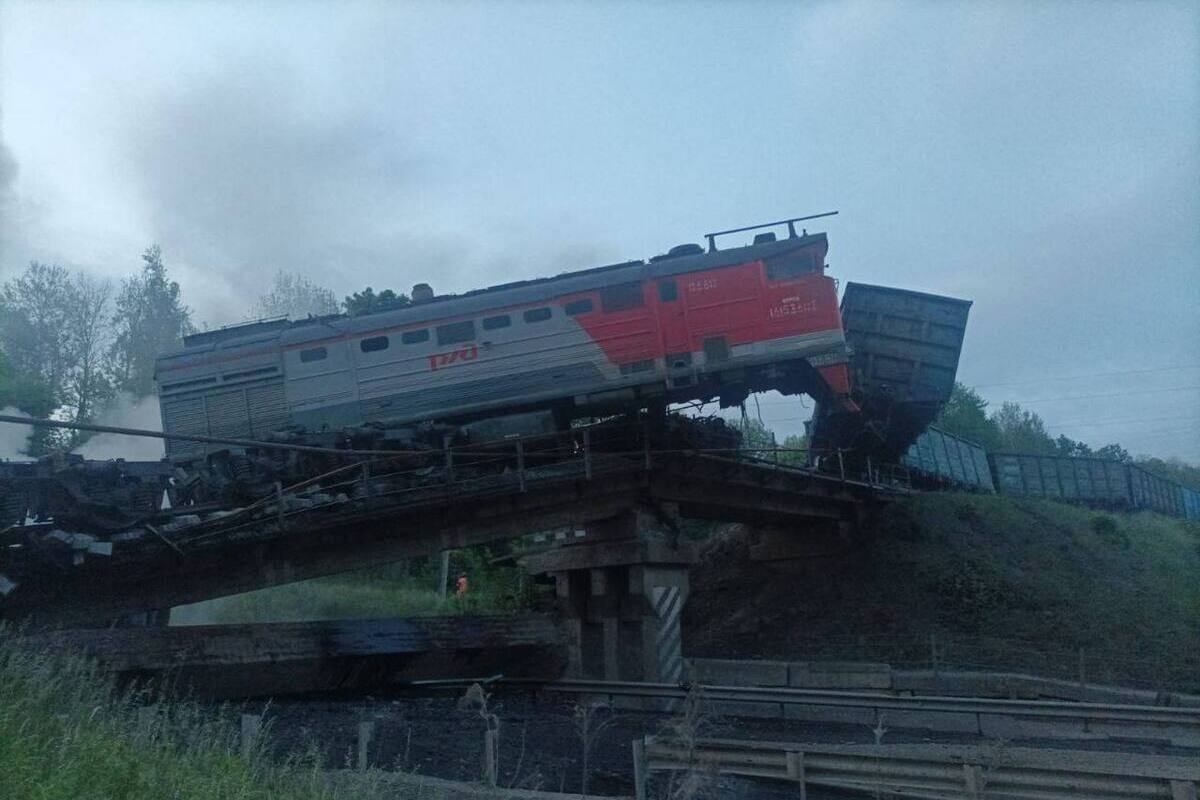 В РЖД назвали причину обрушения моста под поездом в Курской области