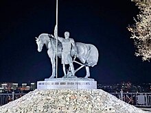 У памятника Первопоселенцу заработала новая подсветка
