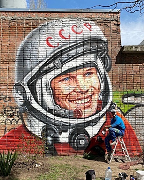 Таганрогский художник поздравил земляков с Днем космонавтики портретом Гагарина
