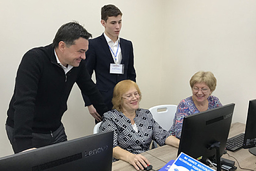 Воробьев пообщался с посетителями клуба «Активное долголетие»