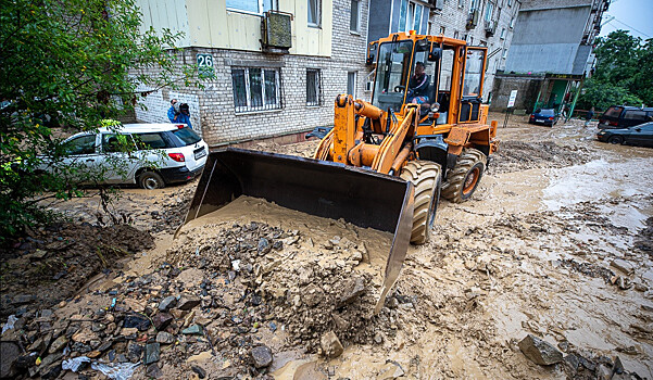 Во Владивостоке занимаются уборкой сошедшего грунта