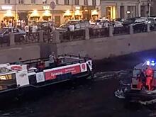 В Петербурге пассажиры теплохода случайно искупались во время речной прогулки