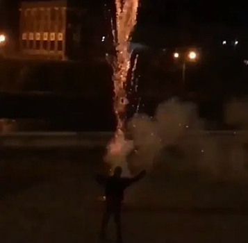 Зажигательный танец под грохот фейерверков исполнил житель Владикавказа