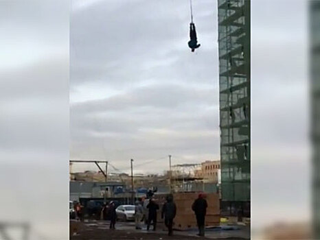 Неудачный прыжок с башенного крана в Москве закончился ударом головой: видео