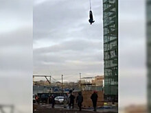 Неудачный прыжок с башенного крана в Москве закончился ударом головой: видео