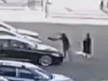 Мужчина «припарковал» прокатный самокат в лобовое стекло Lexus и попал на видео