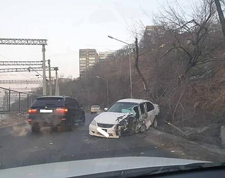 «На ровном месте накосячил»: во Владивостоке произошло ДТП с участием иномарки и маршрутного автобуса