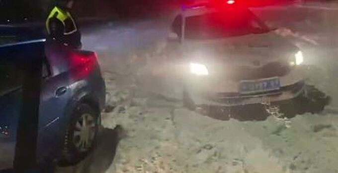 В Шахтах в снежный плен попали почти 40 автомобилей