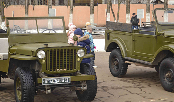 В Воронеже опубликовали фото редкой техники войск связи времен войны и современных образцов