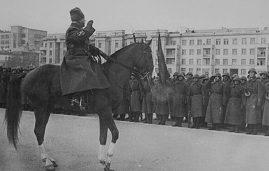 Секретная операция Сталина: три парада 7 ноября 1941-го вместо одного