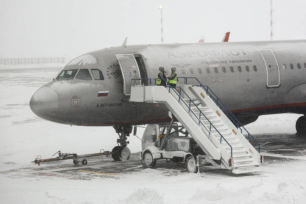 Сильный снегопад парализовал работу аэропорта Краснодара