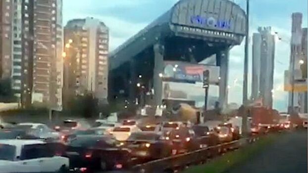 Видео: Автохам объезжает многокилометровую пробку на въезде в Красногорск по огороженному тротуару