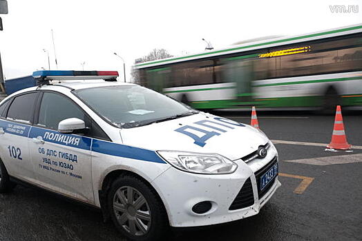 Водитель Mercedes пострадал после наезда на бетонное ограждение в Люблино