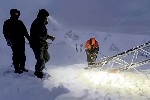 На видео показали условия, в которых идет восстановление упавших ЛЭП в Заполярье