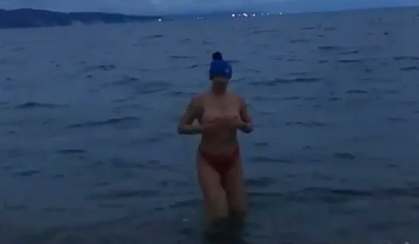 Купавшаяся в холодном море обнаженная женщина шокировала людей в Новороссийске