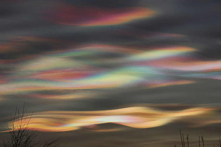 Перламутровые облака. Это явление можно наблюдать рано утром или когда наступают сумерки. Облака отражают лучи Солнца, еще скрытого за горизонтом, свет преломляется в микроскопических льдинках и окрашивает их в разные цвета.