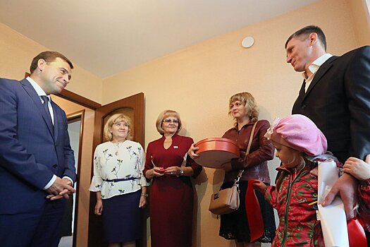 В Талице Евгений Куйвашев поздравил с новосельем 57 семей переселенцев из ветхого жилья