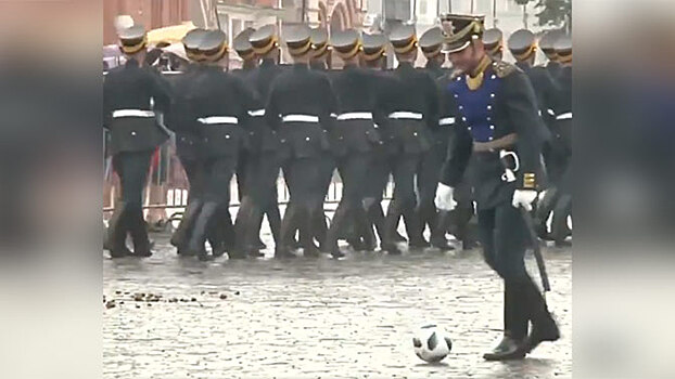 Игра в одно касание: футбольный мяч не смог нарушить строй марширующего президентского полка