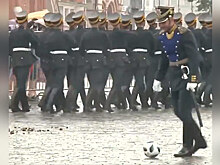 Игра в одно касание: футбольный мяч не смог нарушить строй марширующего президентского полка