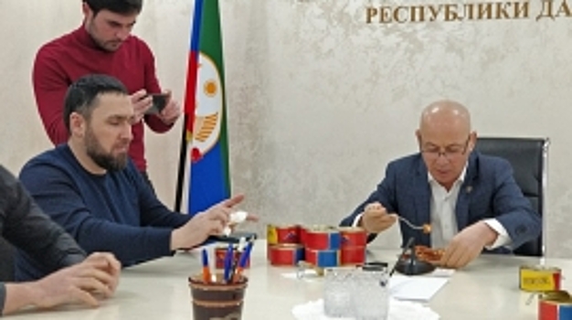Набиюла Карачаев продегустировал дагестанскую кильку в томате