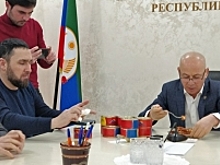 Набиюла Карачаев продегустировал дагестанскую кильку в томате