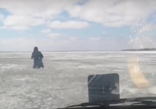В Новосибирске спасатели эвакуировали 50-летнего рыбака со льда водохранилища