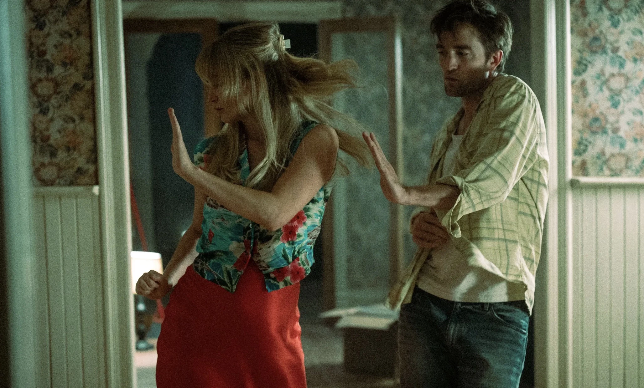 «Умри, любовь моя»: о чем получился фильм с Паттинсоном и Лоуренс