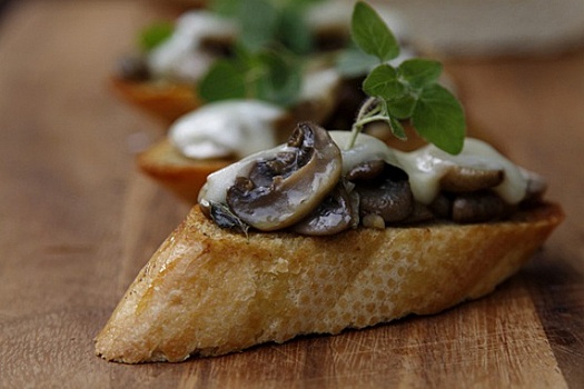 Брускетта с грибами