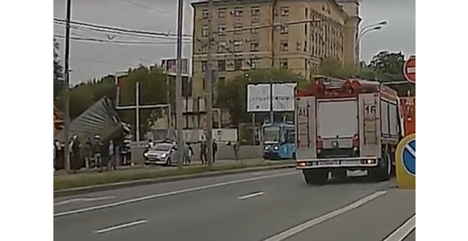 Грузовик пробил ограждения моста на юго‑востоке Москвы. ВИДЕО