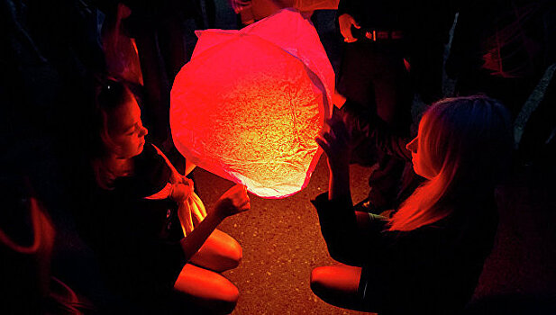 В Донецке запустили небесные фонарики в память о погибших детях в Донбассе