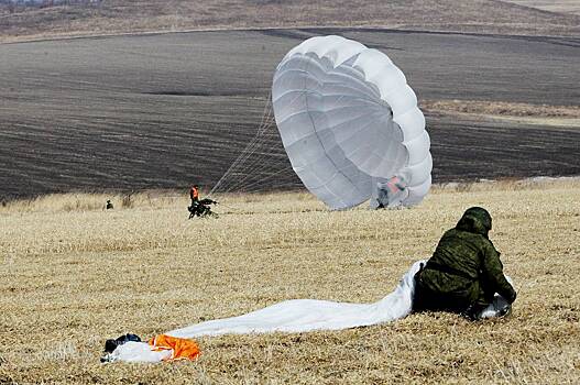 Курсант связал стропы у парашютов командира перед прыжком