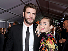 Образ дня: Сайрус в цветочном платье, с изумрудными ресницами и с красавчиком Хесмвортом на премьере «Тор: Рагнарек»