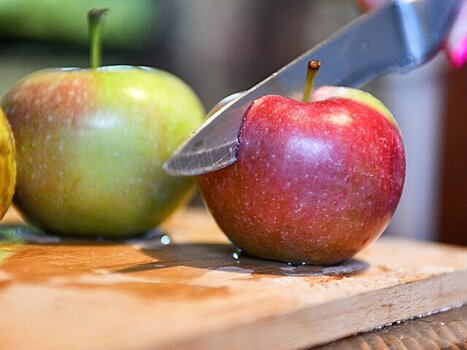 Эксперт рассказал о полезных свойствах яблочной кожуры