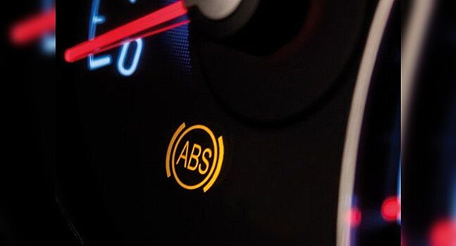 Какую функцию выполняет система ABS в автомобиле