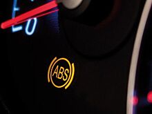 Какую функцию выполняет система ABS в автомобиле