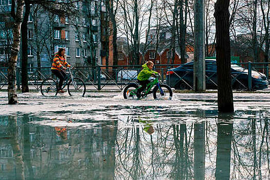 В Петербурге из-за угрозы наводнения закрыли затворы дамбы