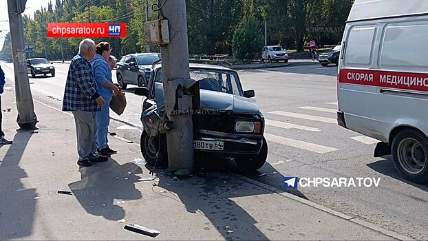 Водитель ВАЗ-2115 врезался в столб на Челюскинцев в Екатеринбурге
