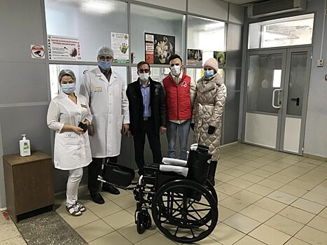 Активисты Единого волонтерского центра передали медучреждению кресло-каталку