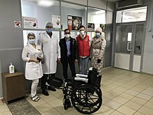Активисты Единого волонтерского центра передали медучреждению кресло-каталку