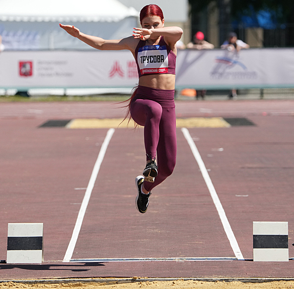 Фигуристка Александра Трусова принимает участие в соревнованиях по прыжкам в длину в рамках Недели легкой атлетики в Москве