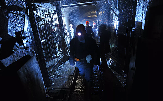 190 человек эвакуируют из шахты после обрушения в Кузбассе