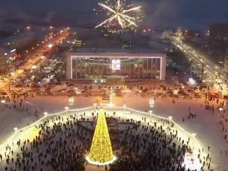 В России зажгли первую новогоднюю ель