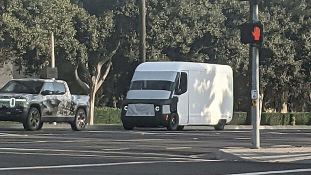 Прототип электрического фургона Rivian для Amazon попал в объективы