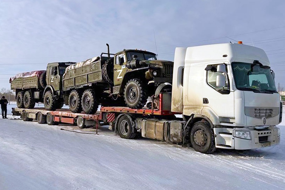 Ямальские волонтеры передали бойцам СВО более ста автомобилей