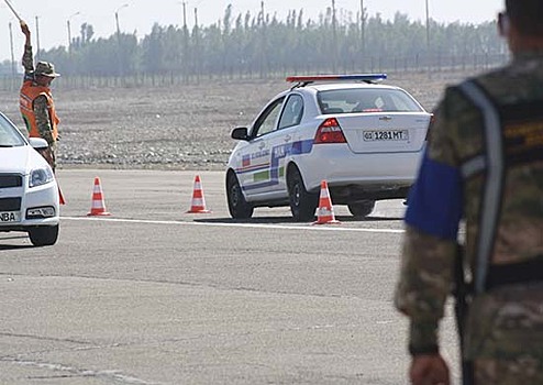 Военные автоинспекторы трех стран продемонстрировали навык экстренного торможения патрульного автомобиля
