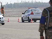 Военные автоинспекторы трех стран продемонстрировали навык экстренного торможения патрульного автомобиля