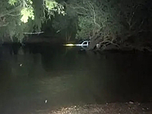 Пара провела ночь на крыше сломавшейся машины посреди кишащей крокодилами реки