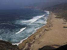 Волна утащила в океан троих гуляющих по побережью в США человек