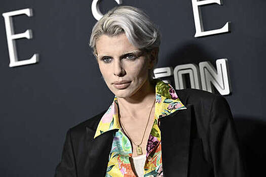 Модель Джулию Фокс назвали мужчиной из-за образа в костюме